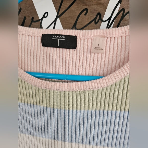 Tahari colorful top 🚈👚 - Picture 3 of 6